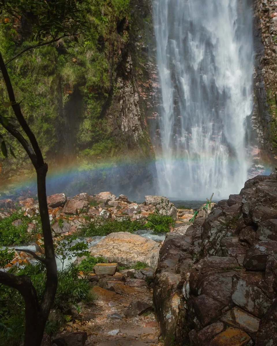 Cachoeira do Segredo com arco-íris na névoa da queda