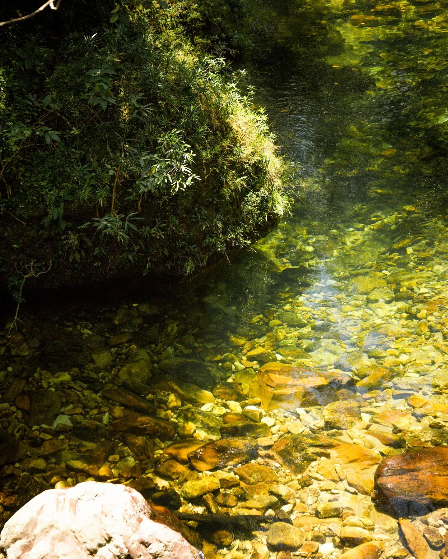 Água transparente sobre pedras no rio da Cachoeira do Segredo