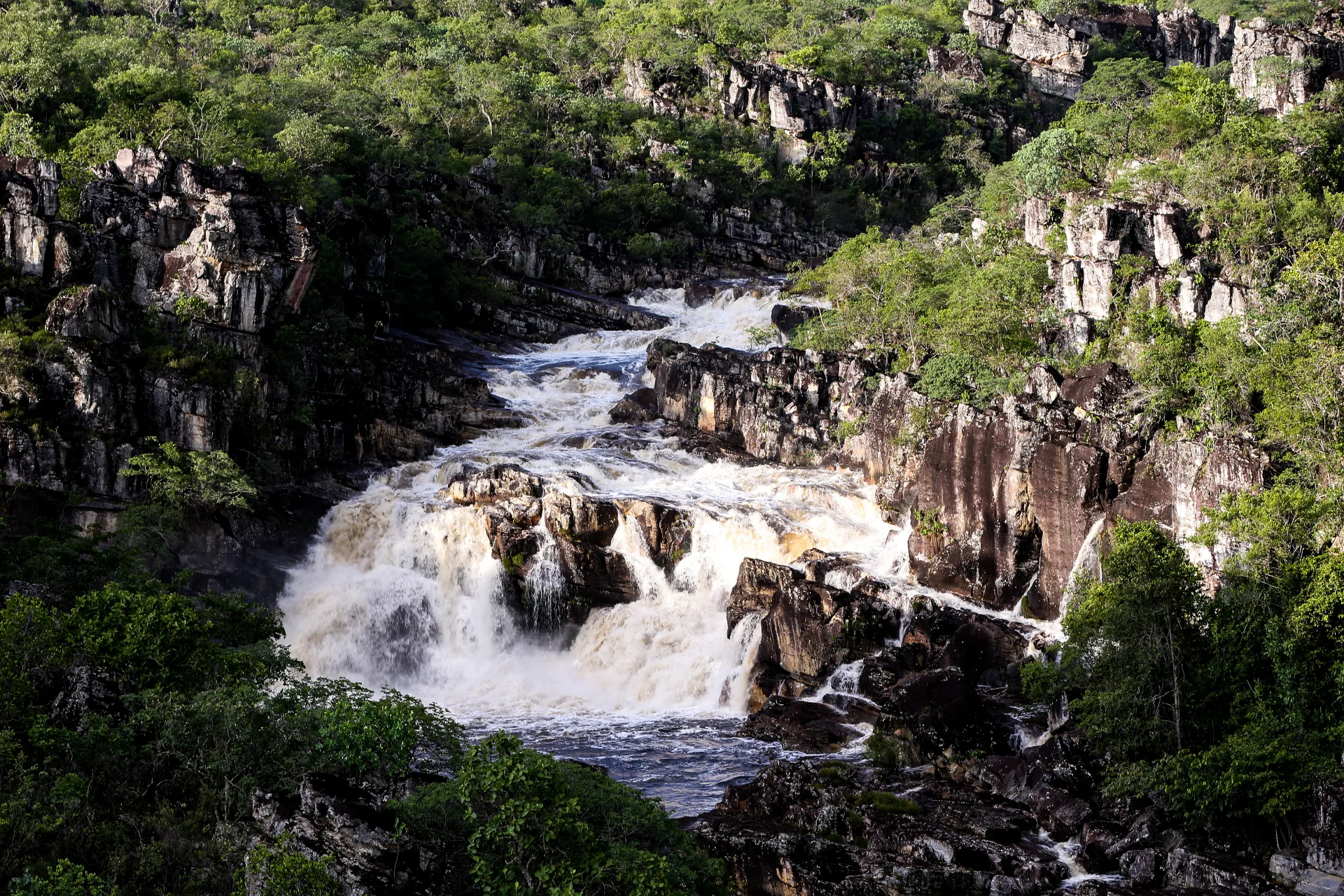 Corredeiras do Rio Preto entre paredões de pedra no Carrossel, Parque Nacional da Chapada dos Veadeiros