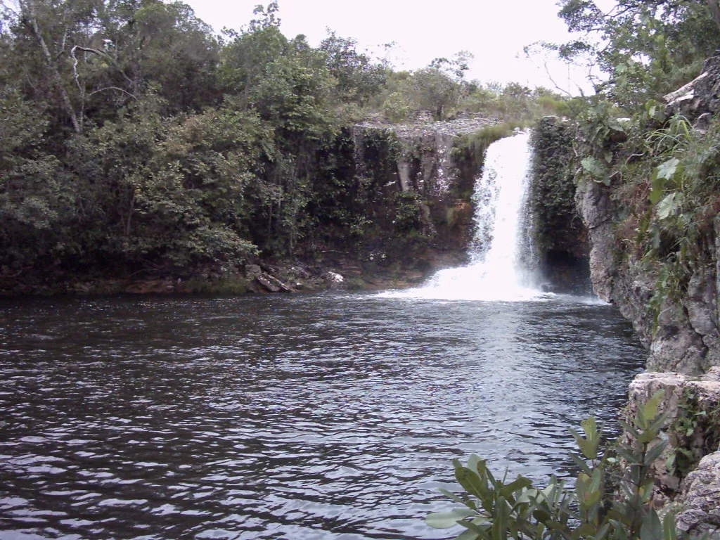 Queda de 8 m da Cachoeira São Bento caindo em poço largo cercado de mata, na Fazenda São Bento
