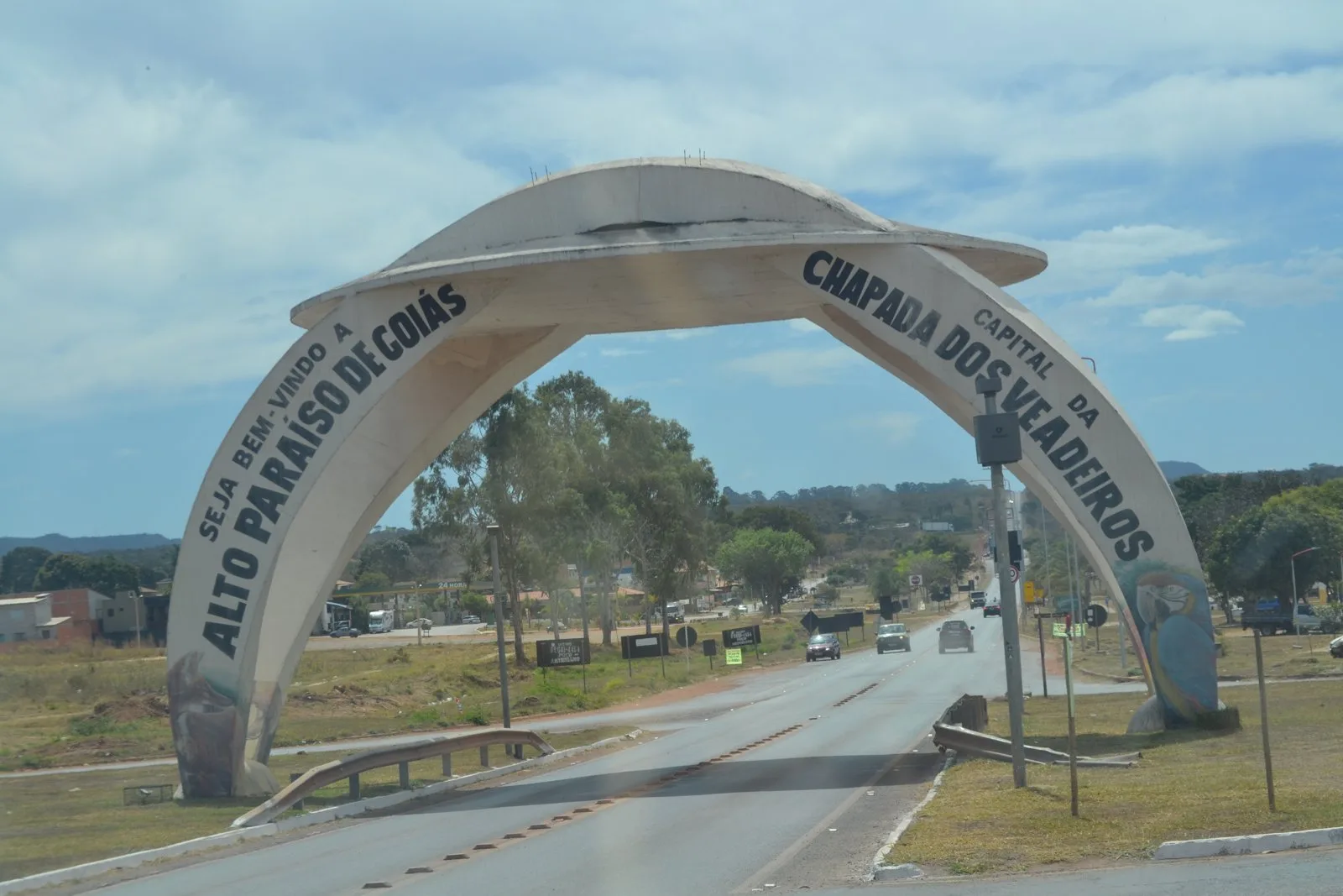 Arco de entrada de Alto Paraíso de Goiás, na rodovia, com a inscrição Capital da Chapada dos Veadeiros