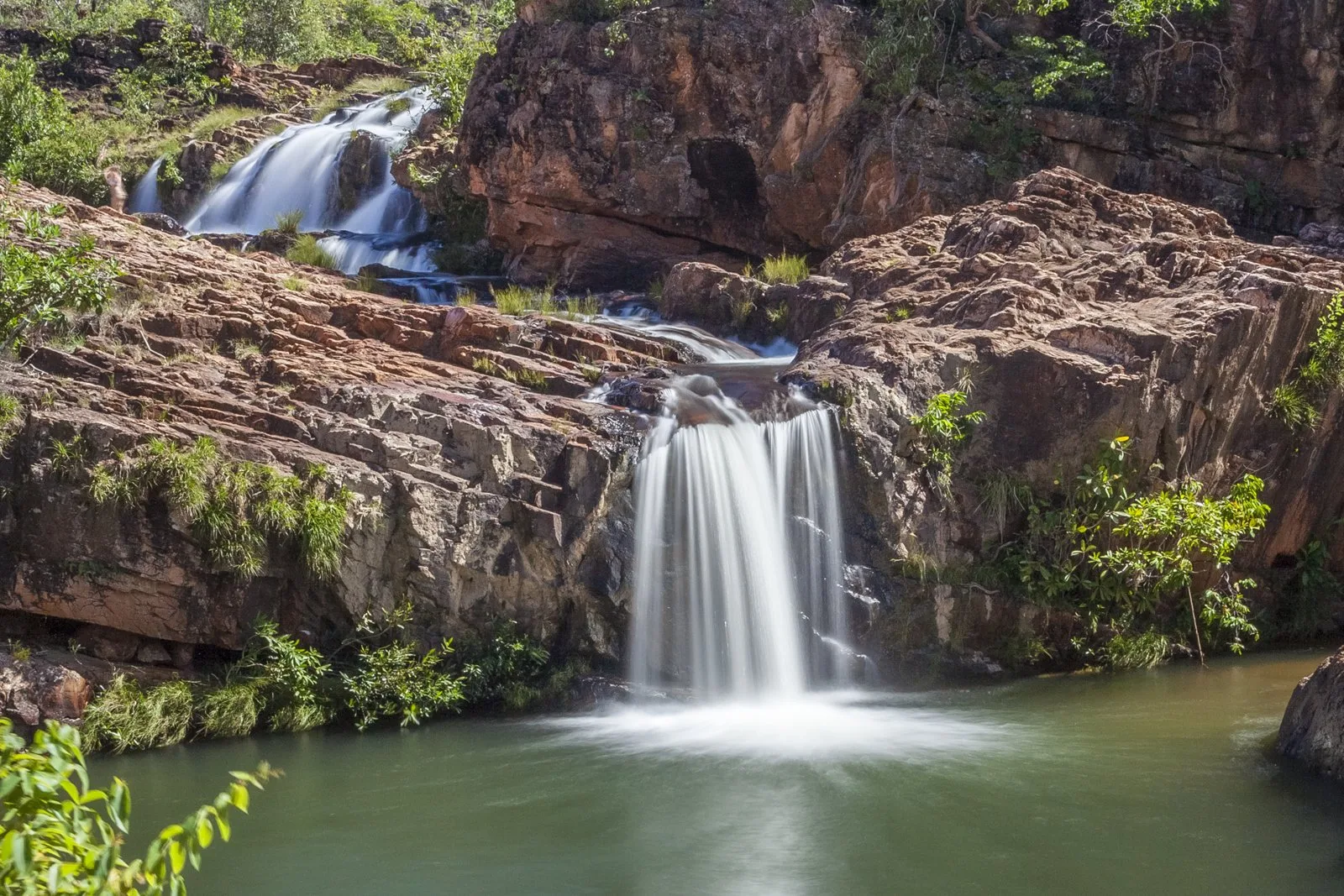 Queda d'água da Cachoeira dos Macaquinhos, com poço de água clara, na Chapada dos Veadeiros