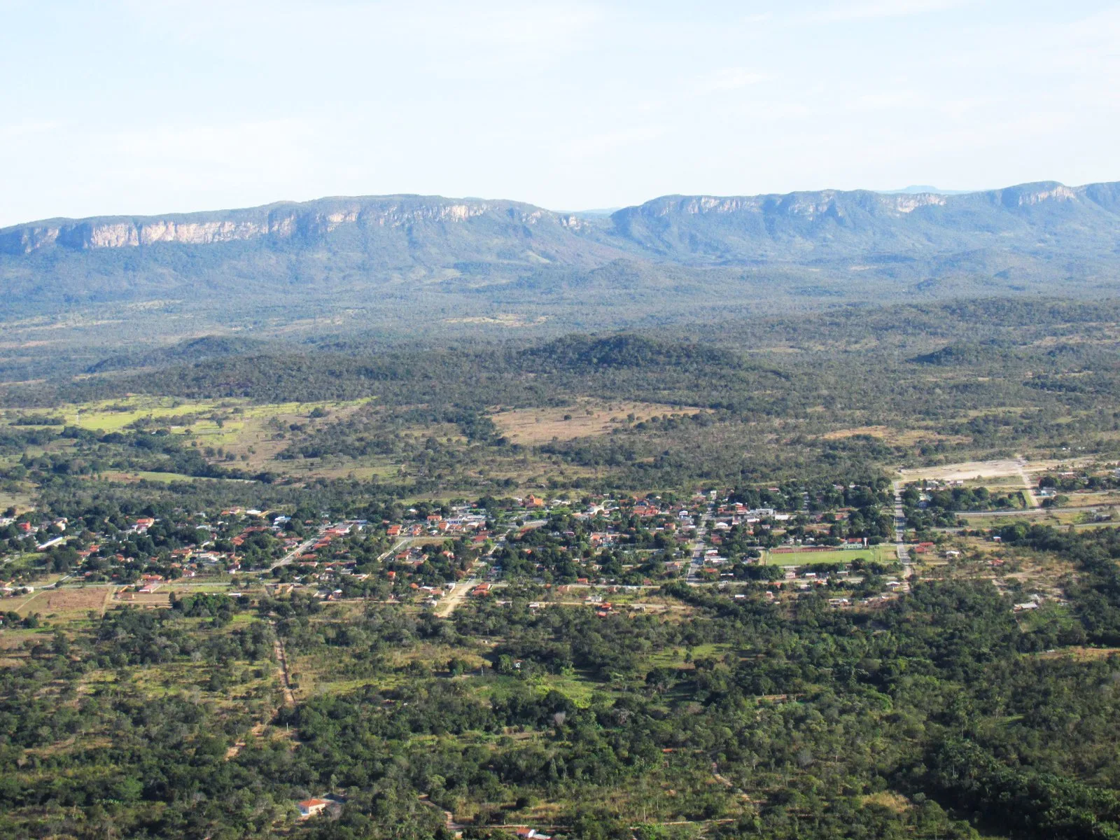 Vista panorâmica de Teresina de Goiás, com a serra ao fundo