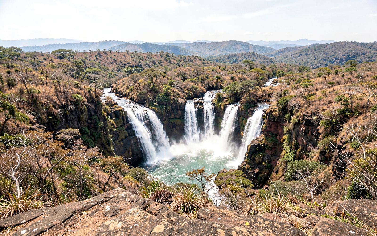 Quedas d'água em paisagem do Cerrado