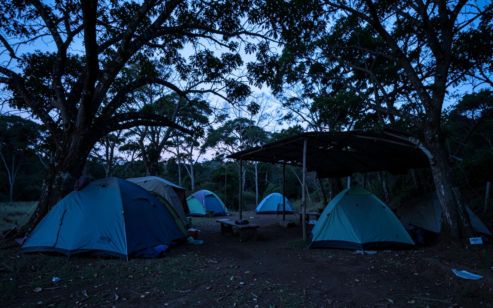 Camping demonstrativo sob árvores do Cerrado