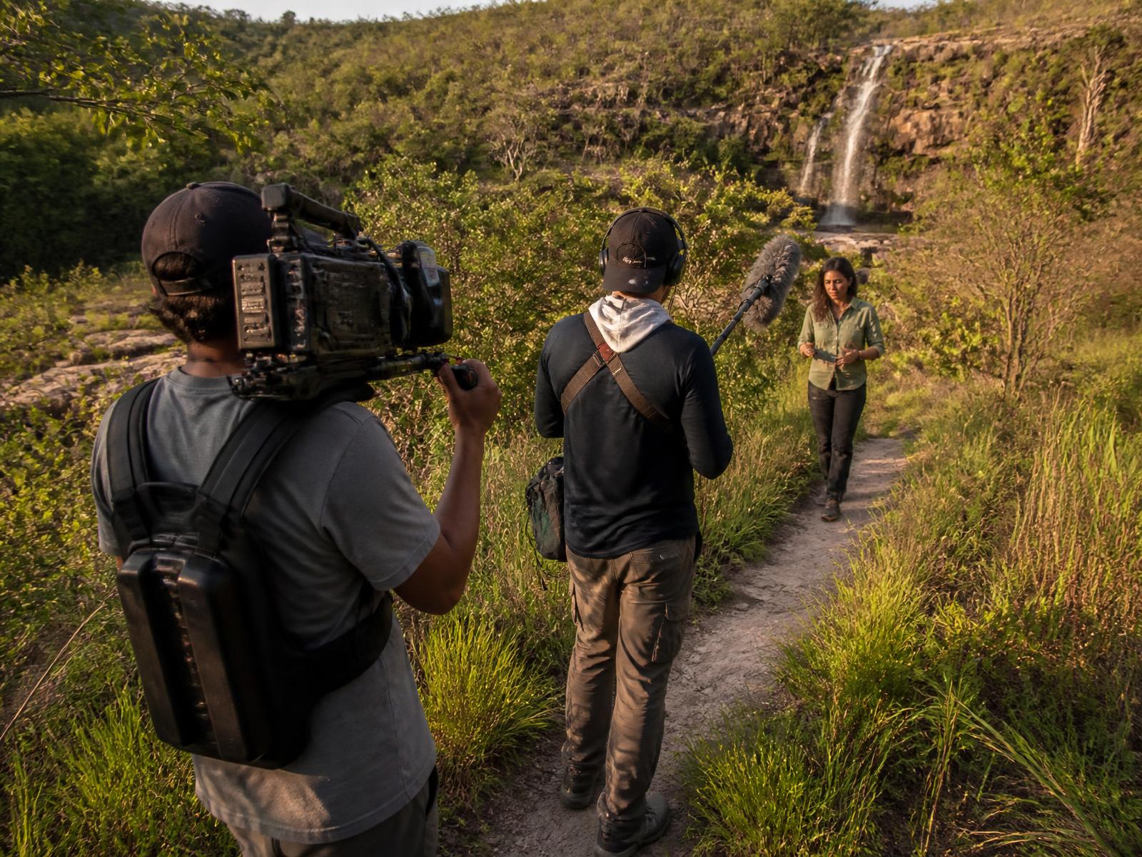 Equipe do programa gravando em trilha da Chapada dos Veadeiros